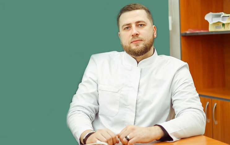 Врач за столом в кабинете
