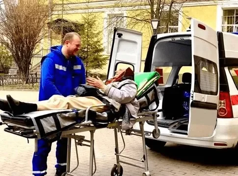 Фельдшер рядом с медицинской каталкой
