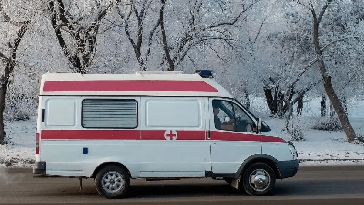 Машина скорой помощи на дороге
